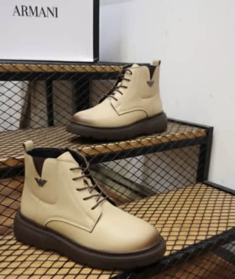 بوت كاحل جلدي برباط.